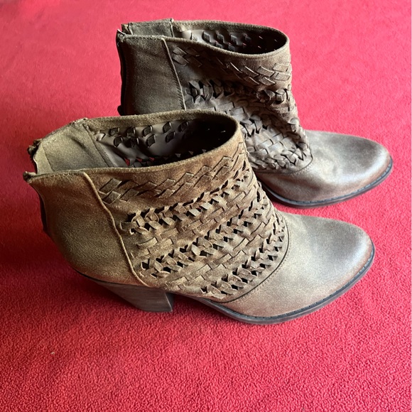 Women’s Fergie brand brown booties size 9 - Picture 5 of 6